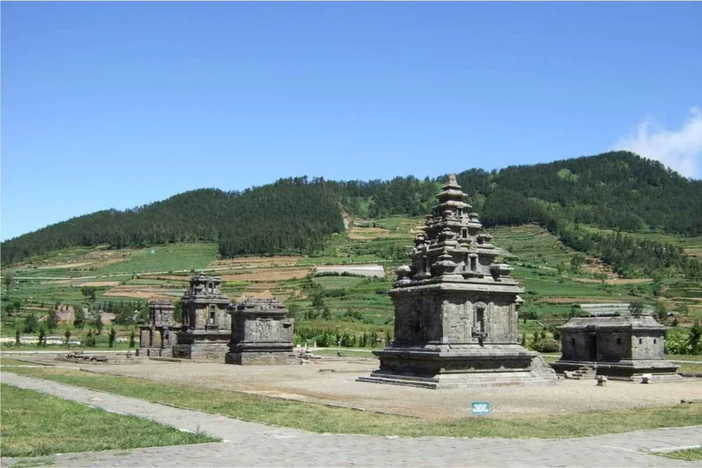Dieng possède un complexe de temples hindous datant du 8ème siècle, appelés le complexe de Temples Pandawa Lima