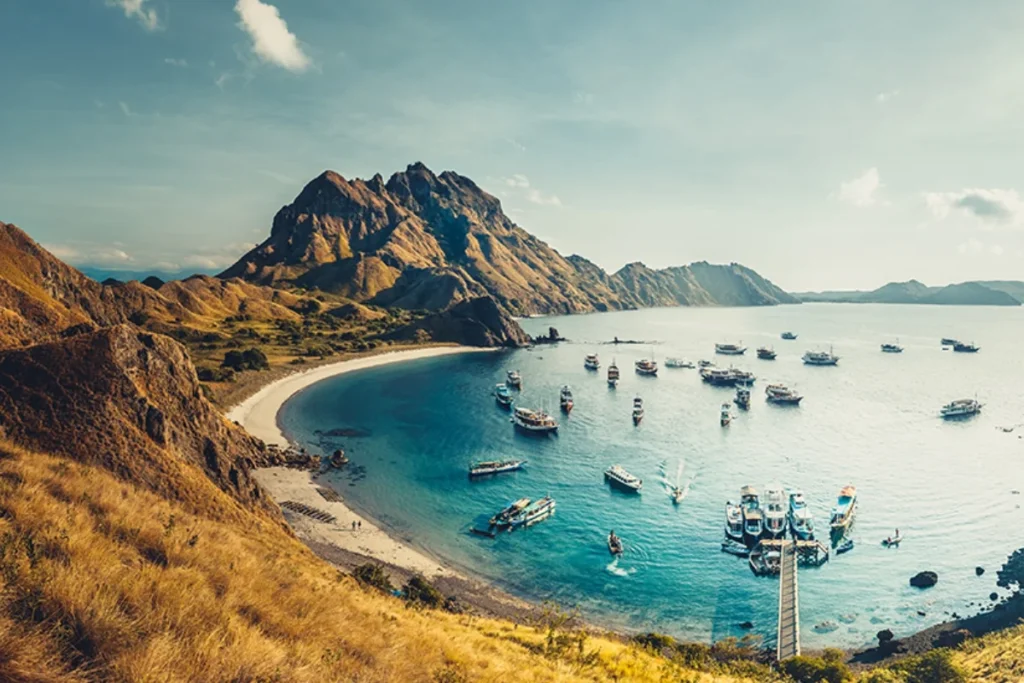 L'île de Padar est ainsi une destination incontournable pour les voyageurs avides de paysages exceptionnels