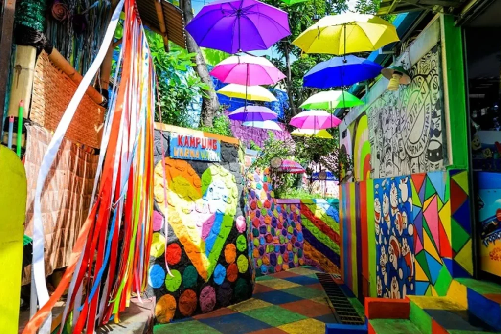 Kampung Warna-Warni Jodipan, est un village coloré situé à Malang, dans la province de Java Est, en Indonésie