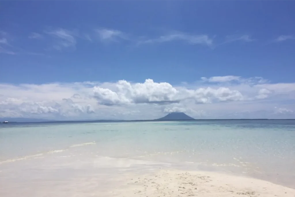 'île de Bunaken est entourée de plages de sable blanc et d'eaux cristallines, parfaites pour se détendre après une journée de plongée ou de snorkeling