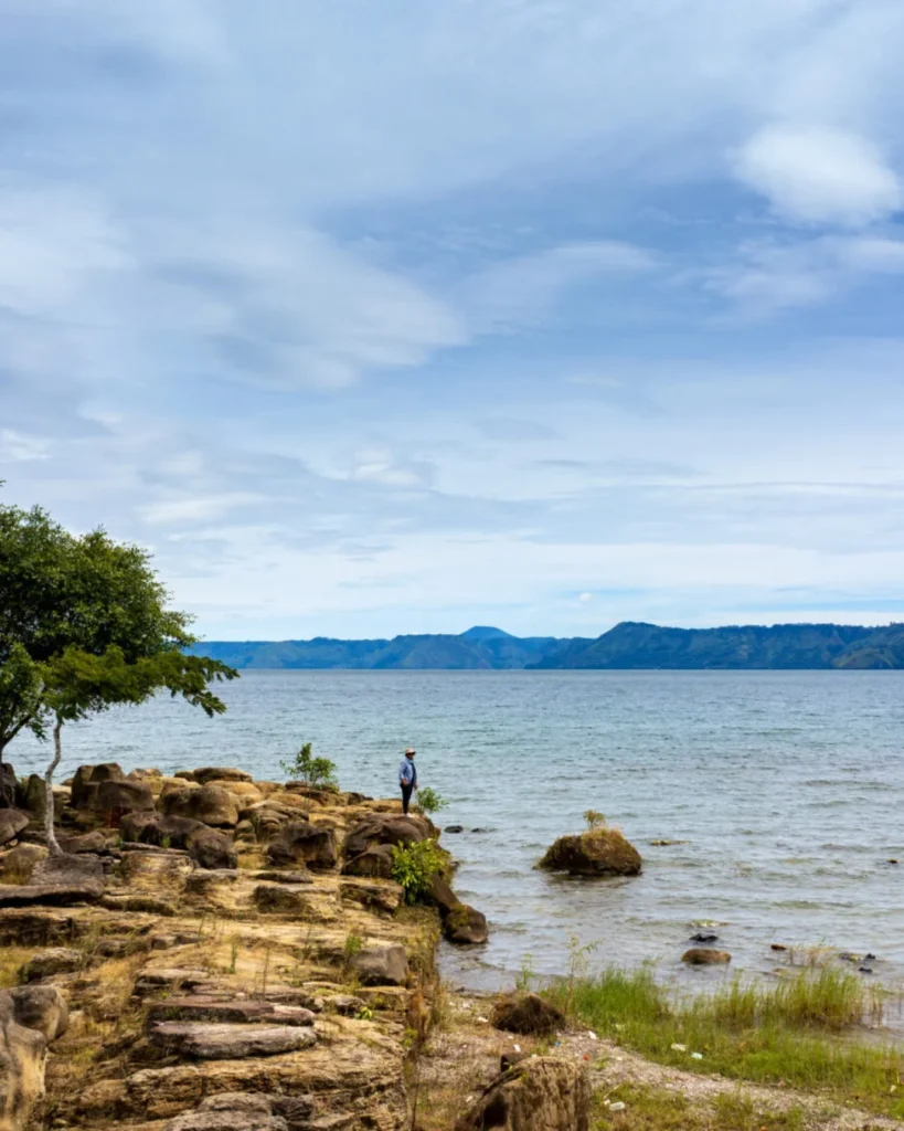 Batu Hoda Beach, un joli site au bord du lac où vous pourrez profiter d’une vue paisible sur les eaux calmes du lac Toba